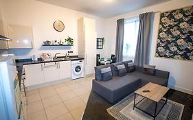 Ideal For Groups - Modern 2 Bedroom Apartment - Free Parking, Transit Links, Close To Stadiums